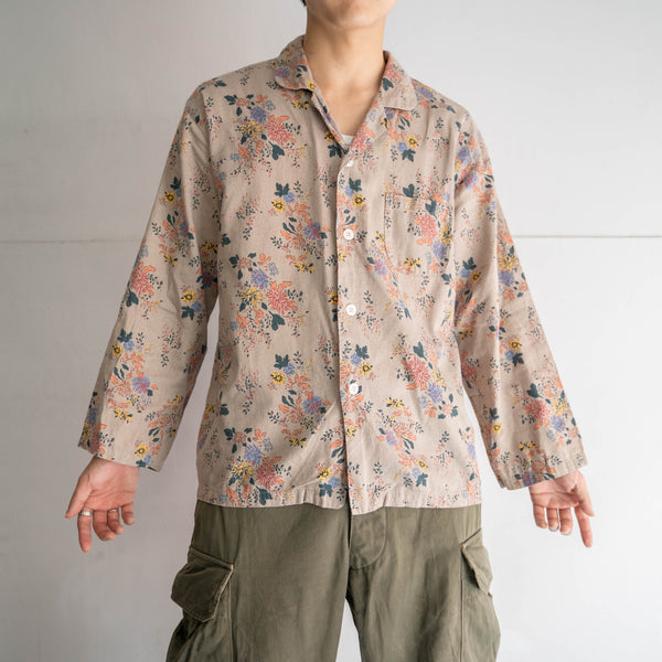 2000s brown based flower pattern pajama shirt