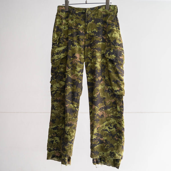 around 2000s Canadian military digital camo cargo pants