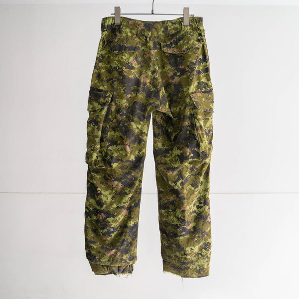 around 2000s Canadian military digital camo cargo pants