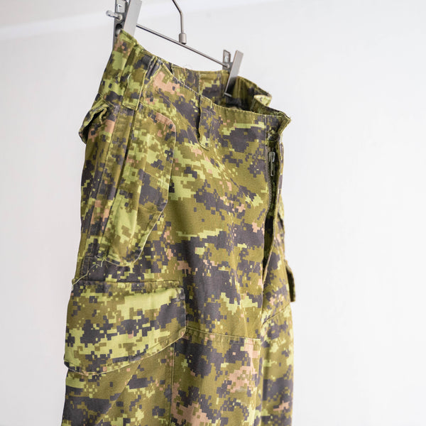 around 2000s Canadian military digital camo cargo pants