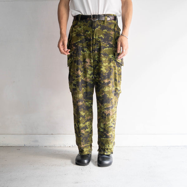 around 2000s Canadian military digital camo cargo pants