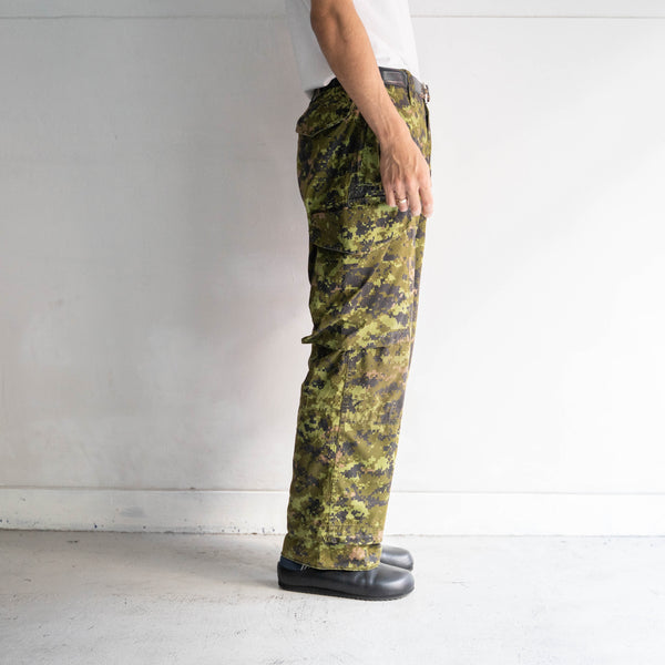 around 2000s Canadian military digital camo cargo pants