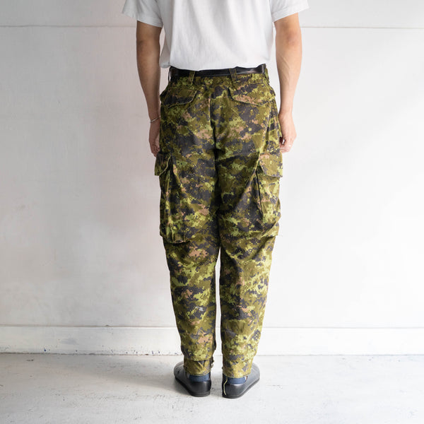 around 2000s Canadian military digital camo cargo pants