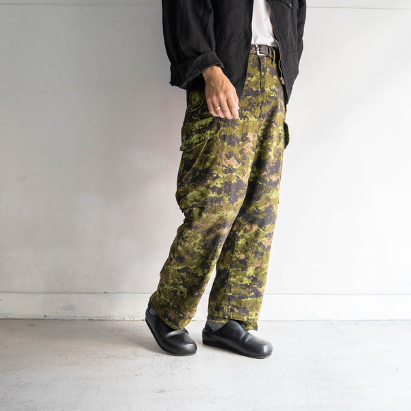 around 2000s Canadian military digital camo cargo pants