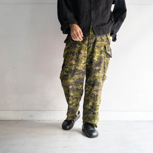 around 2000s Canadian military digital camo cargo pants