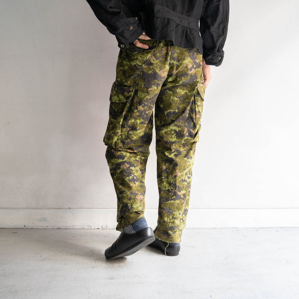 around 2000s Canadian military digital camo cargo pants