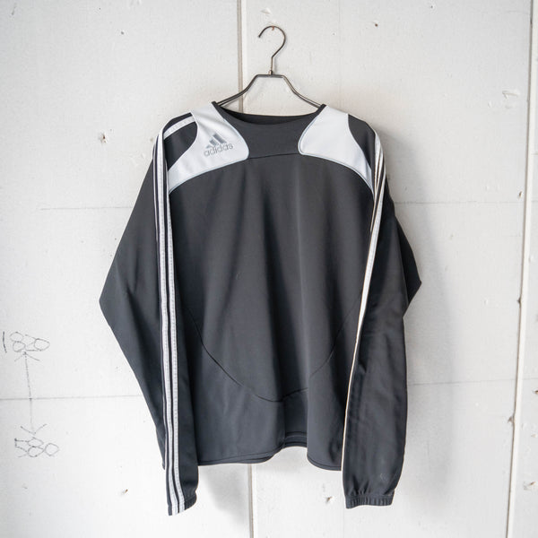 2000s 'adidas' sleeve line design sports sweat