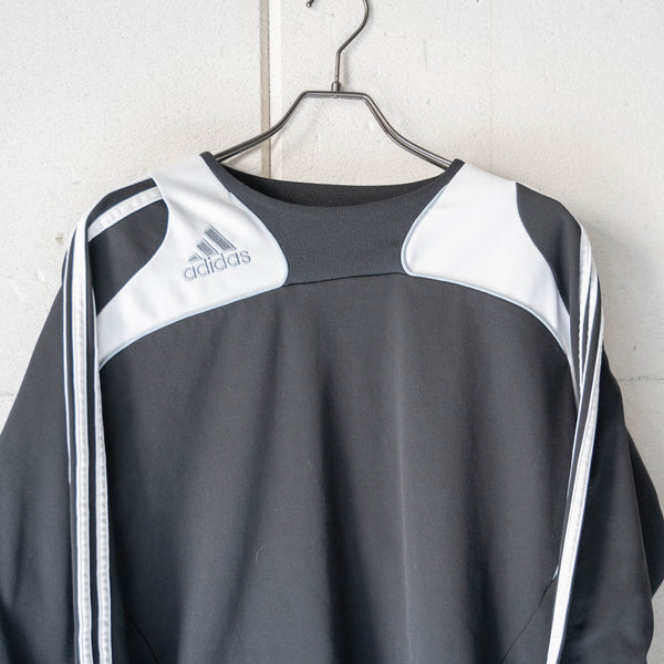 2000s 'adidas' sleeve line design sports sweat