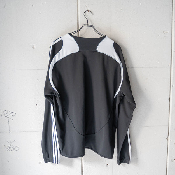 2000s 'adidas' sleeve line design sports sweat