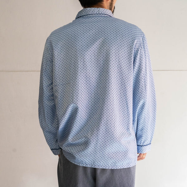 around 1990s Europe light blue color all over pattern pajama shirt