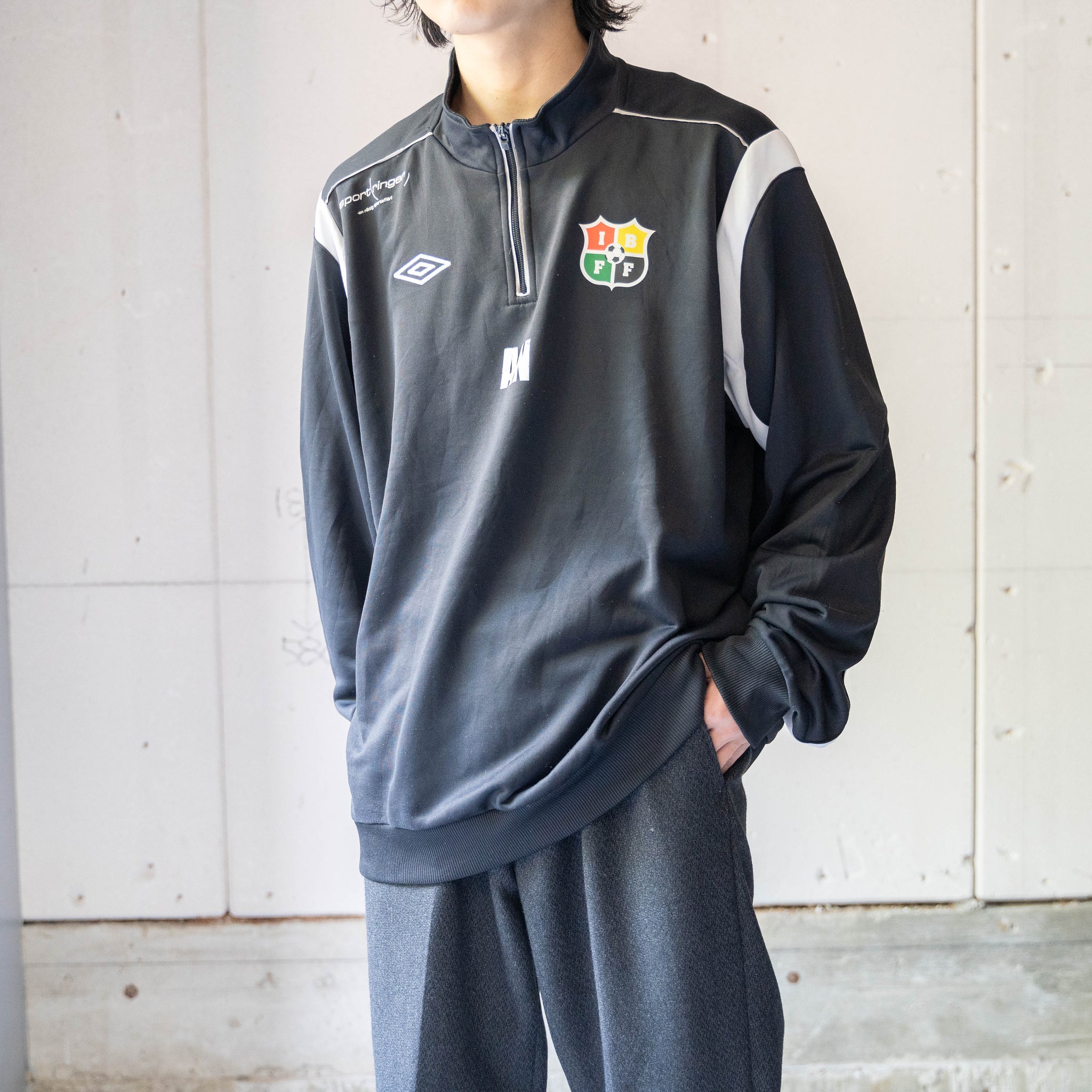 2000s 'UMBRO' black × white color half zip sports sweat