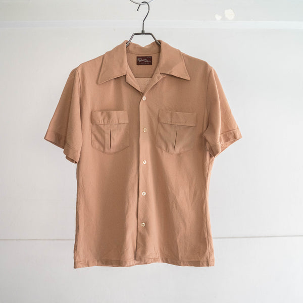 around 1980s light brown color open collar short sleeve shirt -with box pleat pocket-