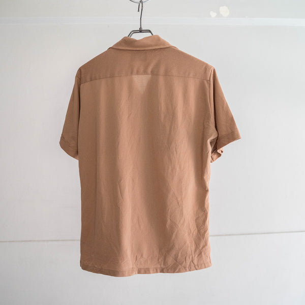 around 1980s light brown color open collar short sleeve shirt -with box pleat pocket-