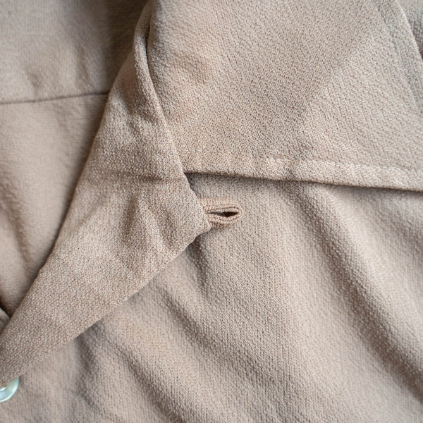 around 1980s light brown color open collar short sleeve shirt -with box pleat pocket-