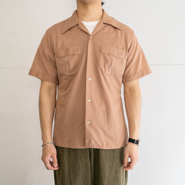 around 1980s light brown color open collar short sleeve shirt -with box pleat pocket-