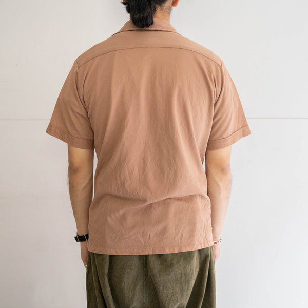 around 1980s light brown color open collar short sleeve shirt -with box pleat pocket-