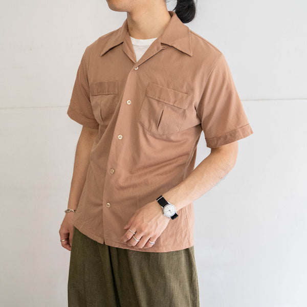 around 1980s light brown color open collar short sleeve shirt -with box pleat pocket-