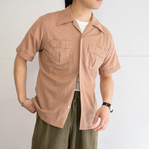 around 1980s light brown color open collar short sleeve shirt -with box pleat pocket-