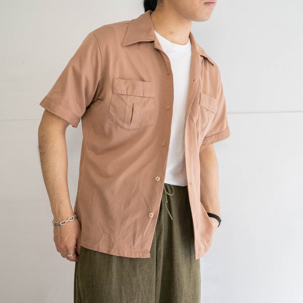 around 1980s light brown color open collar short sleeve shirt -with box pleat pocket-