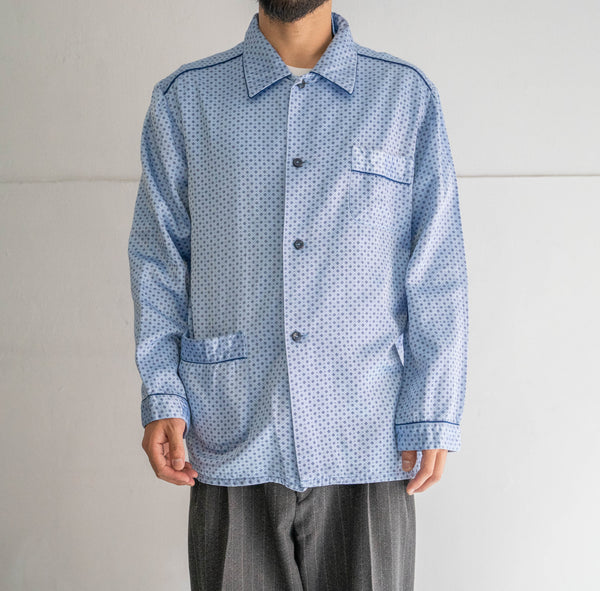 around 1990s Europe light blue color all over pattern pajama shirt