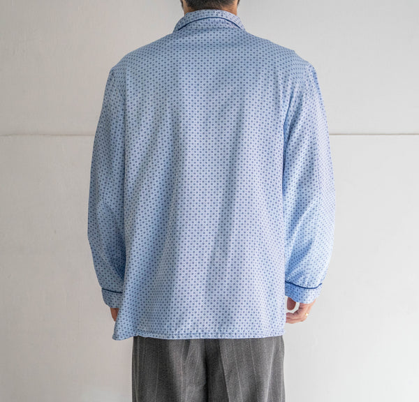 around 1990s Europe light blue color all over pattern pajama shirt