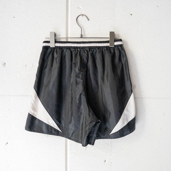 2000s 'DIADORA' black nylon track short pants