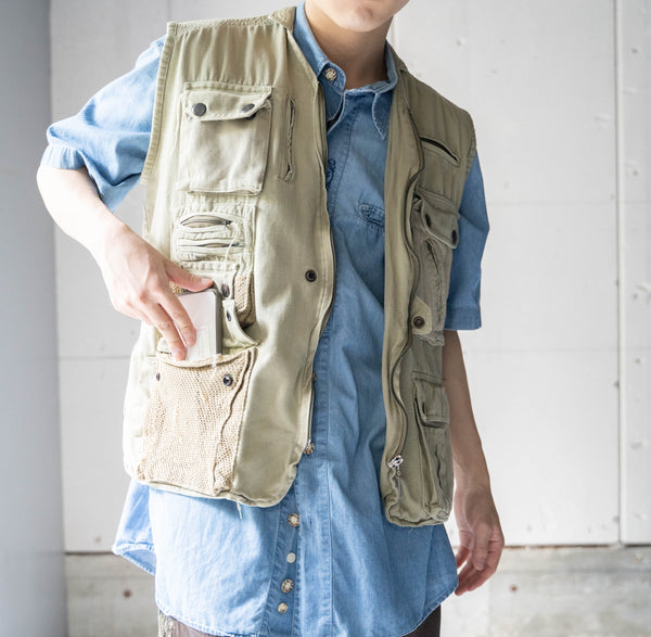 around1970s khaki color fishing vest