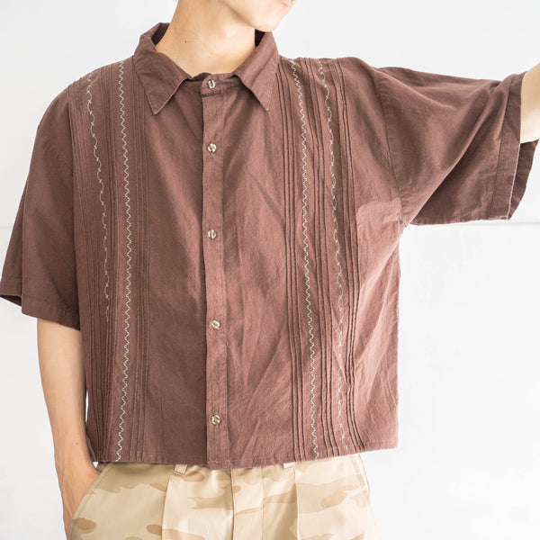 1990s brown color ethnic design short sleeve shirt -super short length remake-