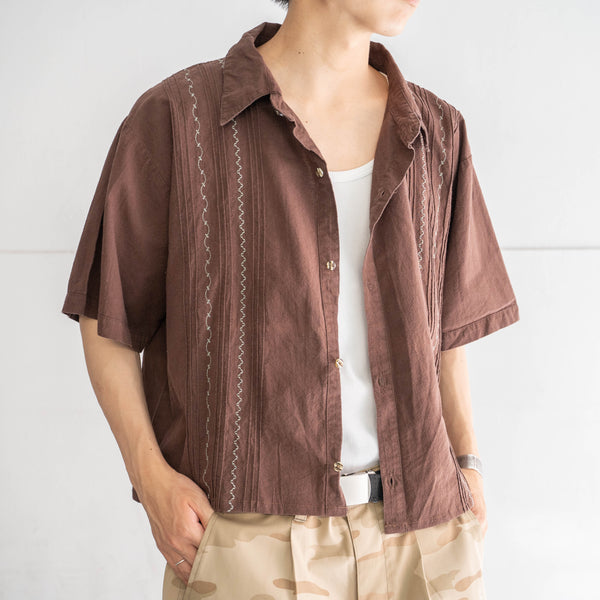1990s brown color ethnic design short sleeve shirt -super short length remake-
