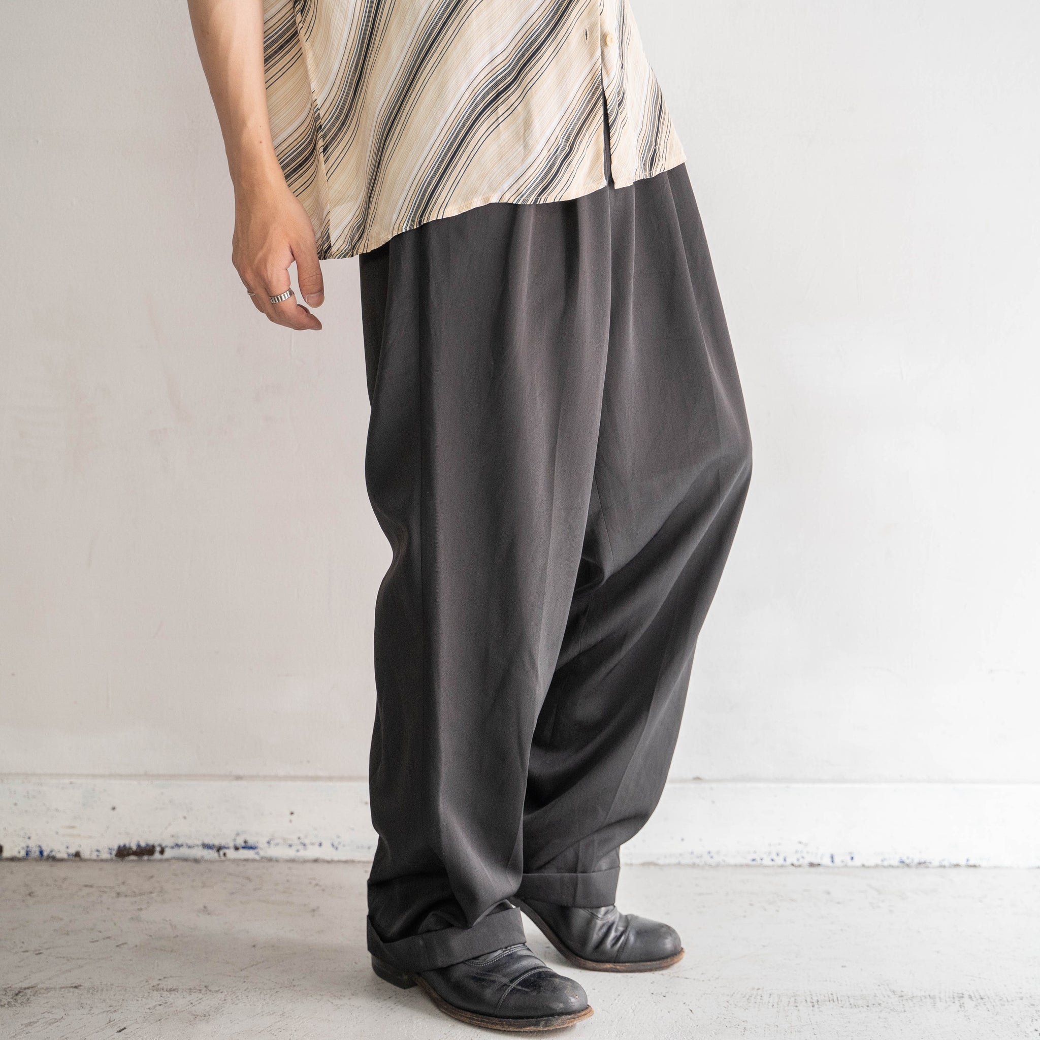 1990-00s Perry Ellis black color poly 100 two tuck slacks