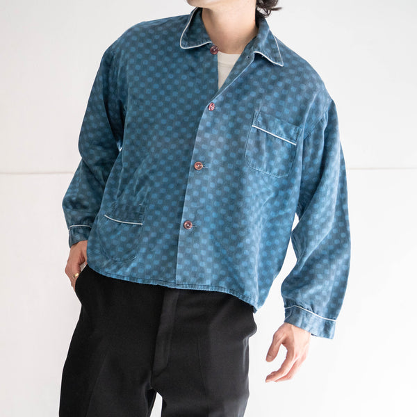 around 1990s light blue color all over pattern pajama shirt