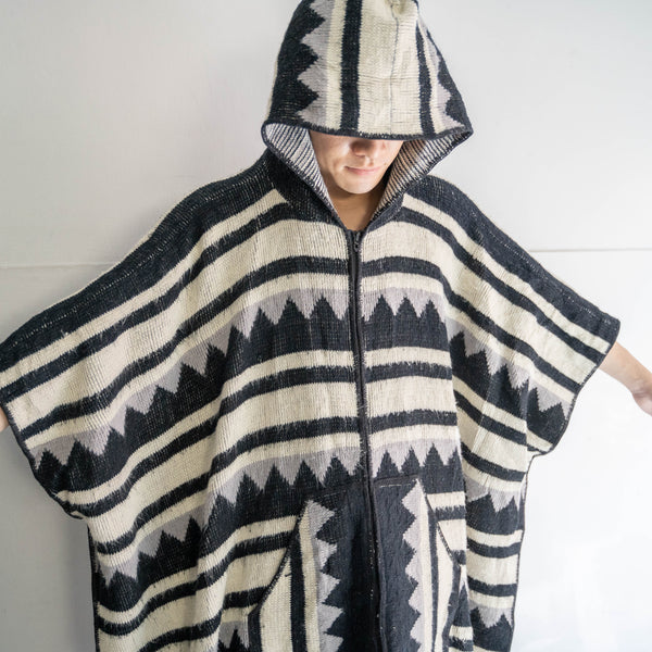1970-80s white × black native pattern knit poncho