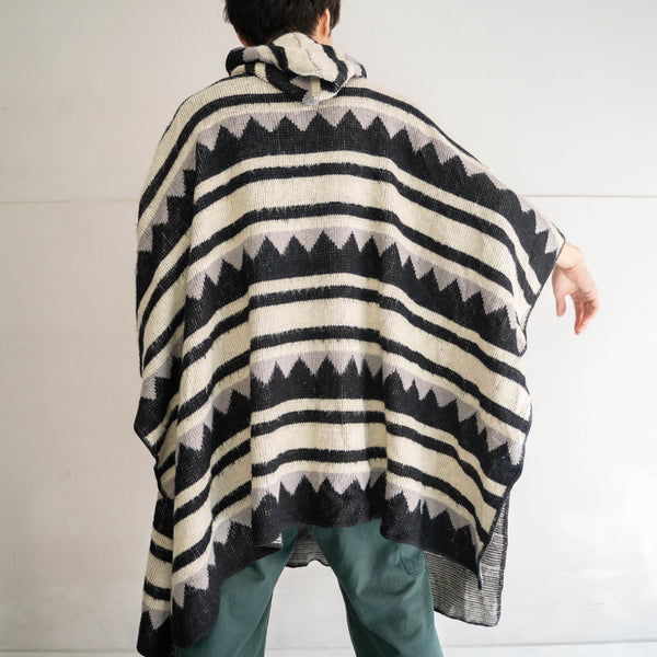 1970-80s white × black native pattern knit poncho