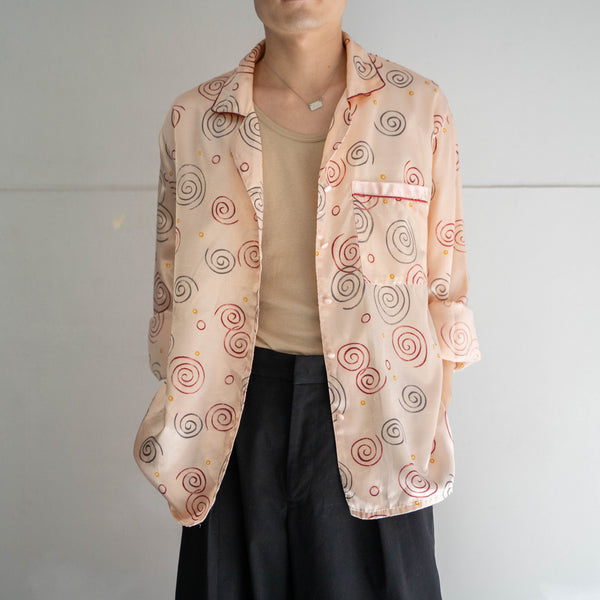 1990s Europe light pink pajama shirt -spiral pattern-