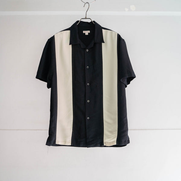 2000s black × ivory rayon poly s/s shirt