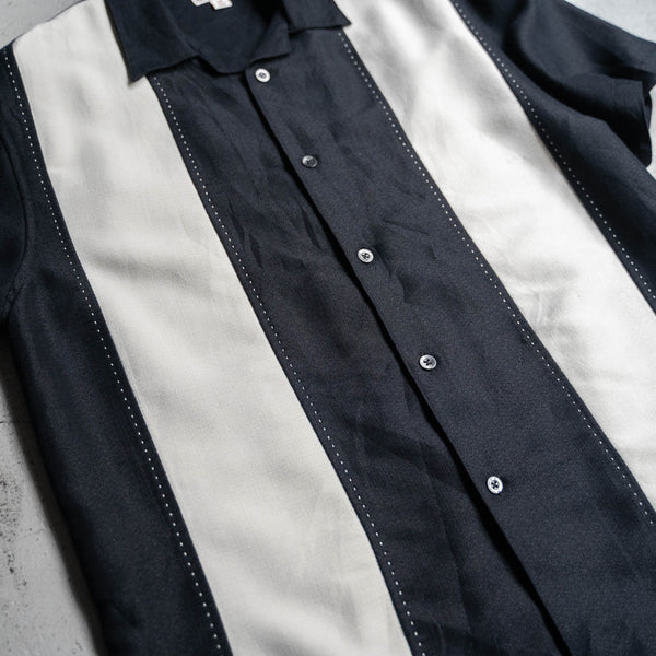 2000s black × ivory rayon poly s/s shirt