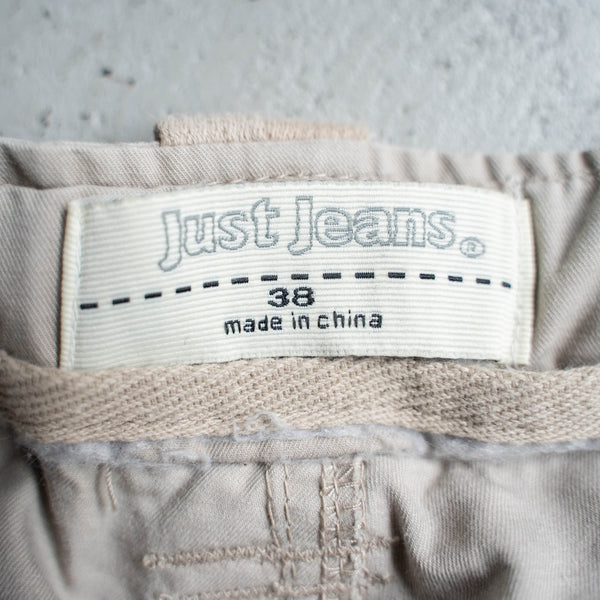 2000s ivory cargo shorts -good gimmick-