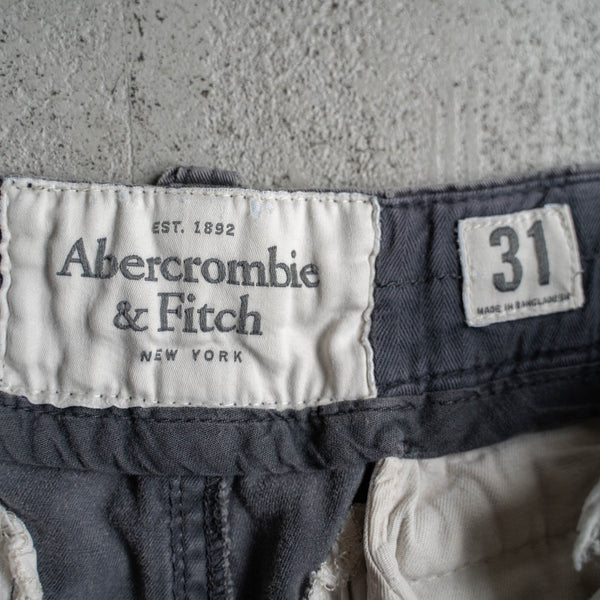 2000s faded gray cargo shorts -good mood-