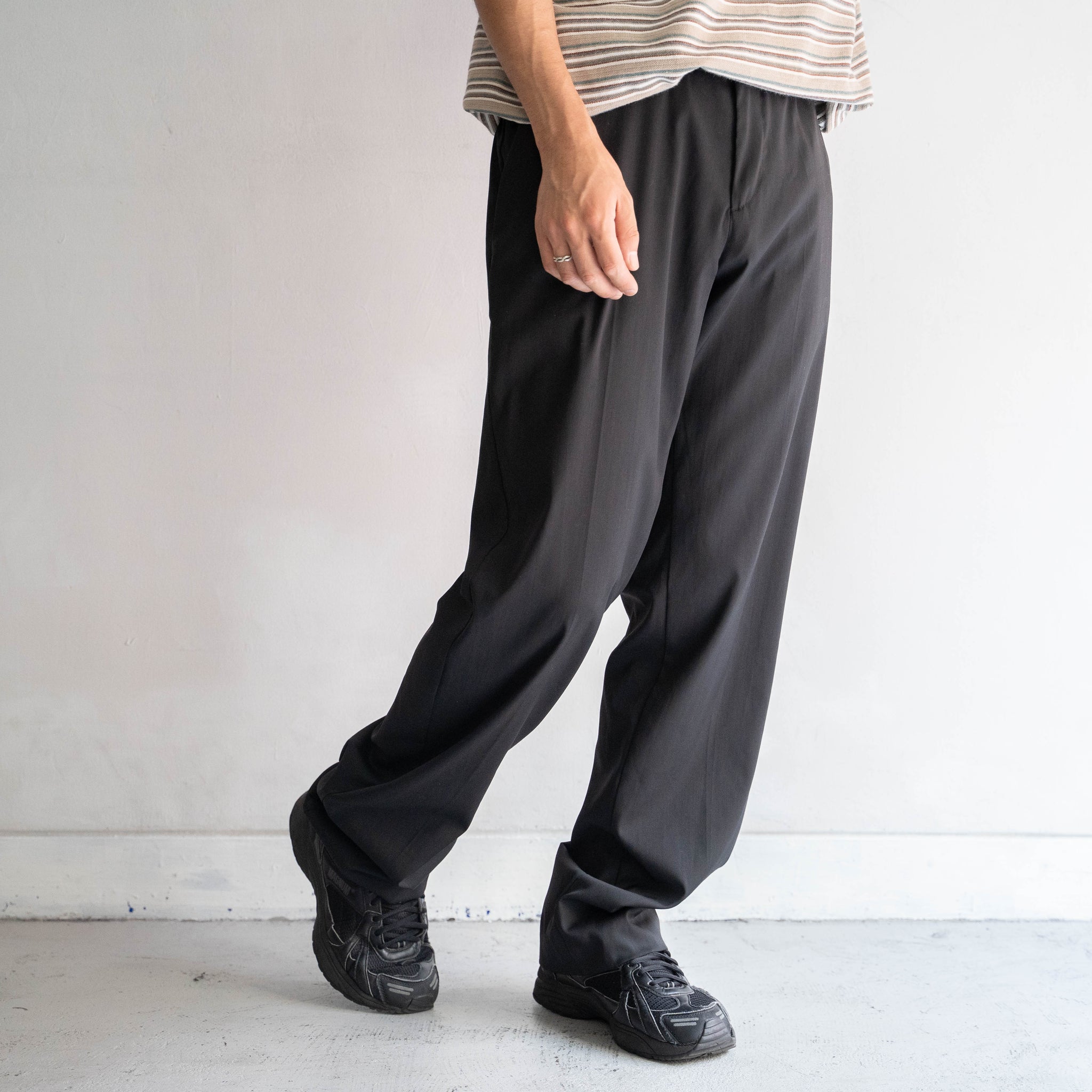 around 2000s 'BENETTON' black color no tuck slacks -light weight-