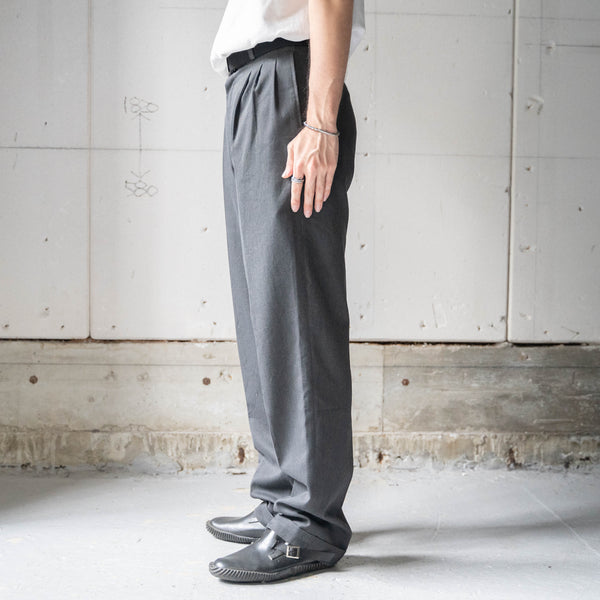 1990s dark gray color  poly × viscose 3 tuck slacks