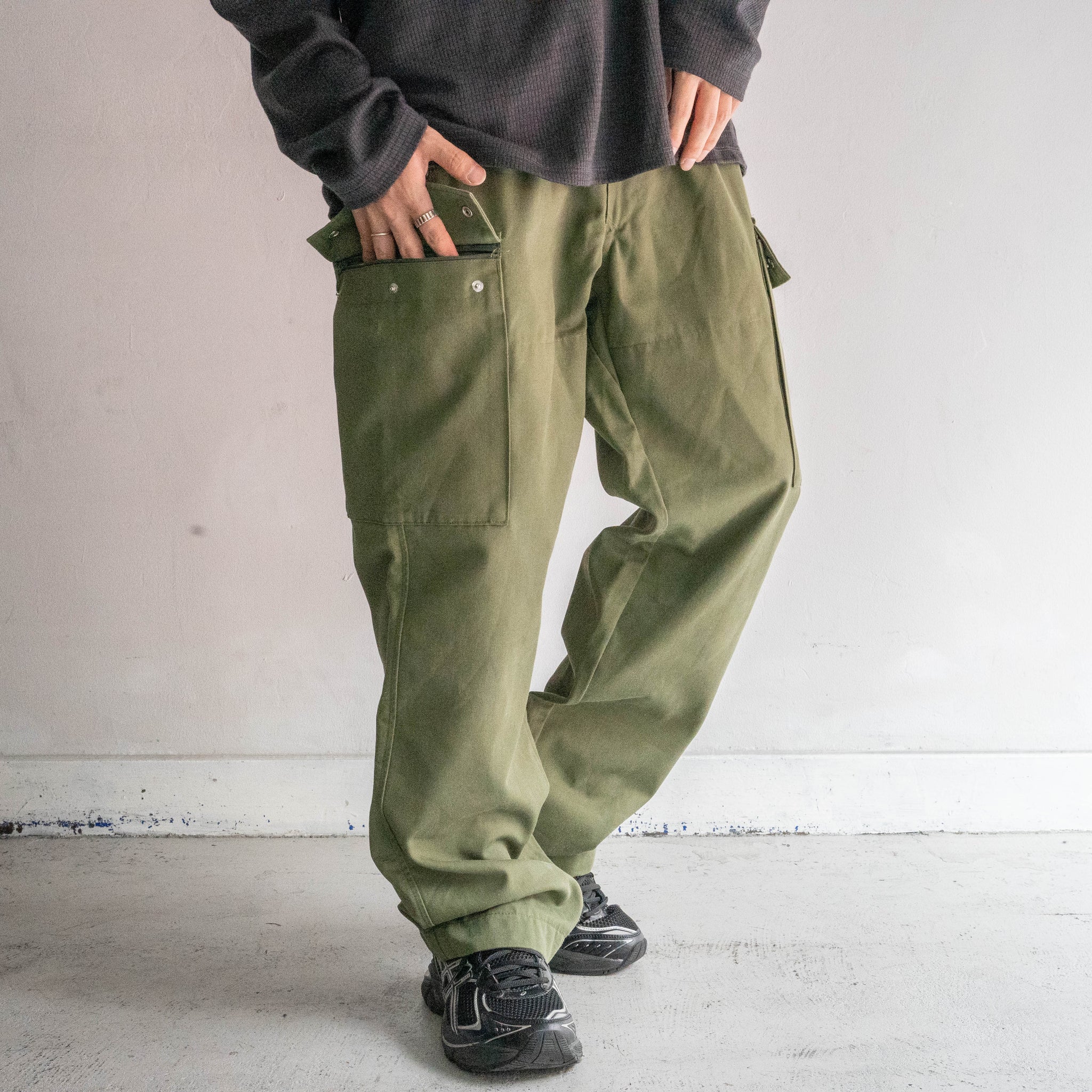 2000s German police light green cargo pants