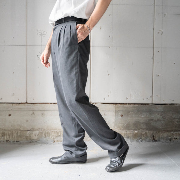 1990s dark gray color  poly × viscose 3 tuck slacks