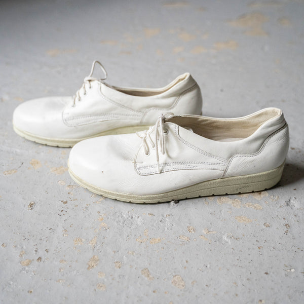 2000s Europe white color leather sneaker